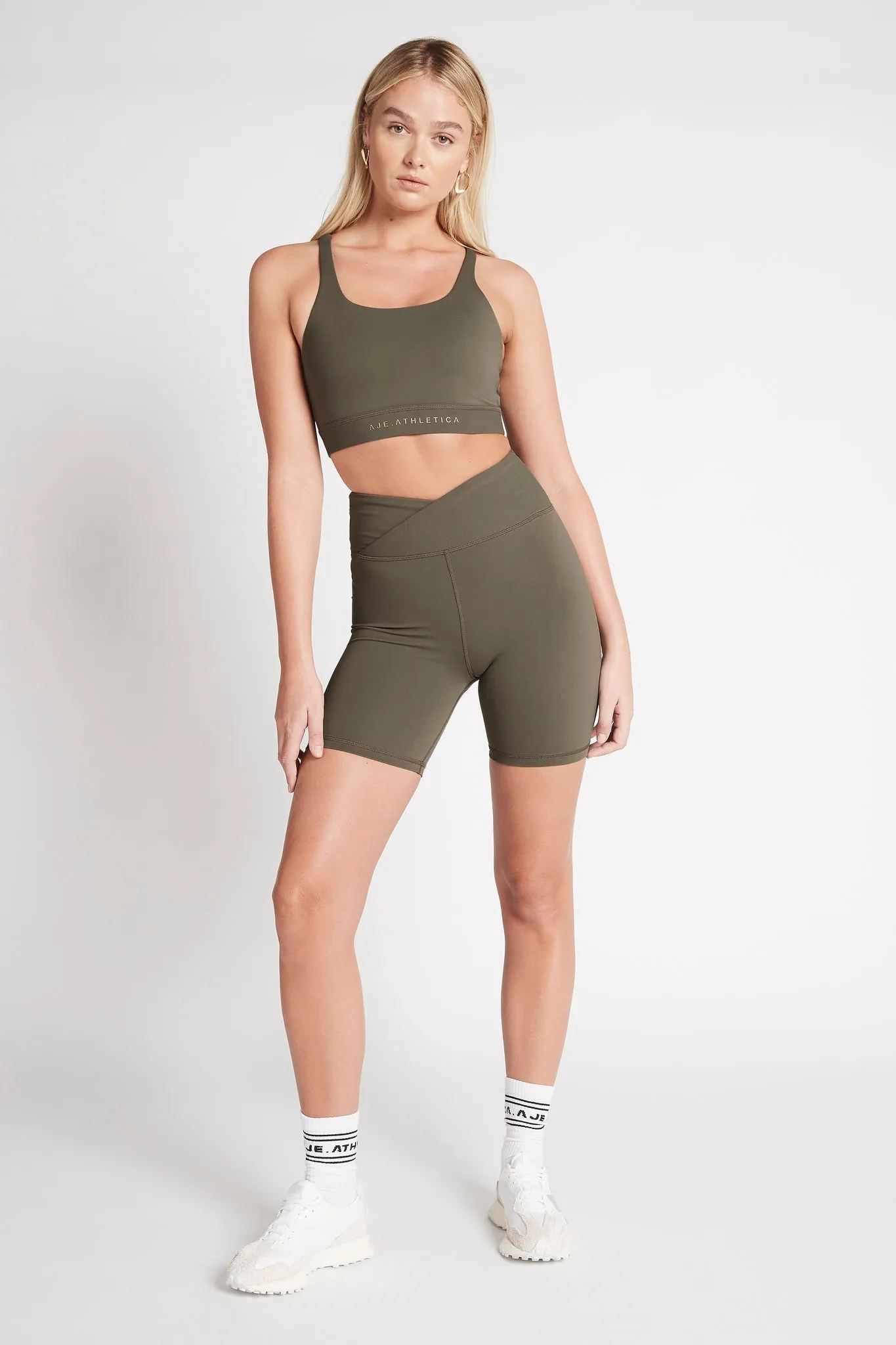 Adjustable Strap Ribbed Cross Back Sports Bra 322