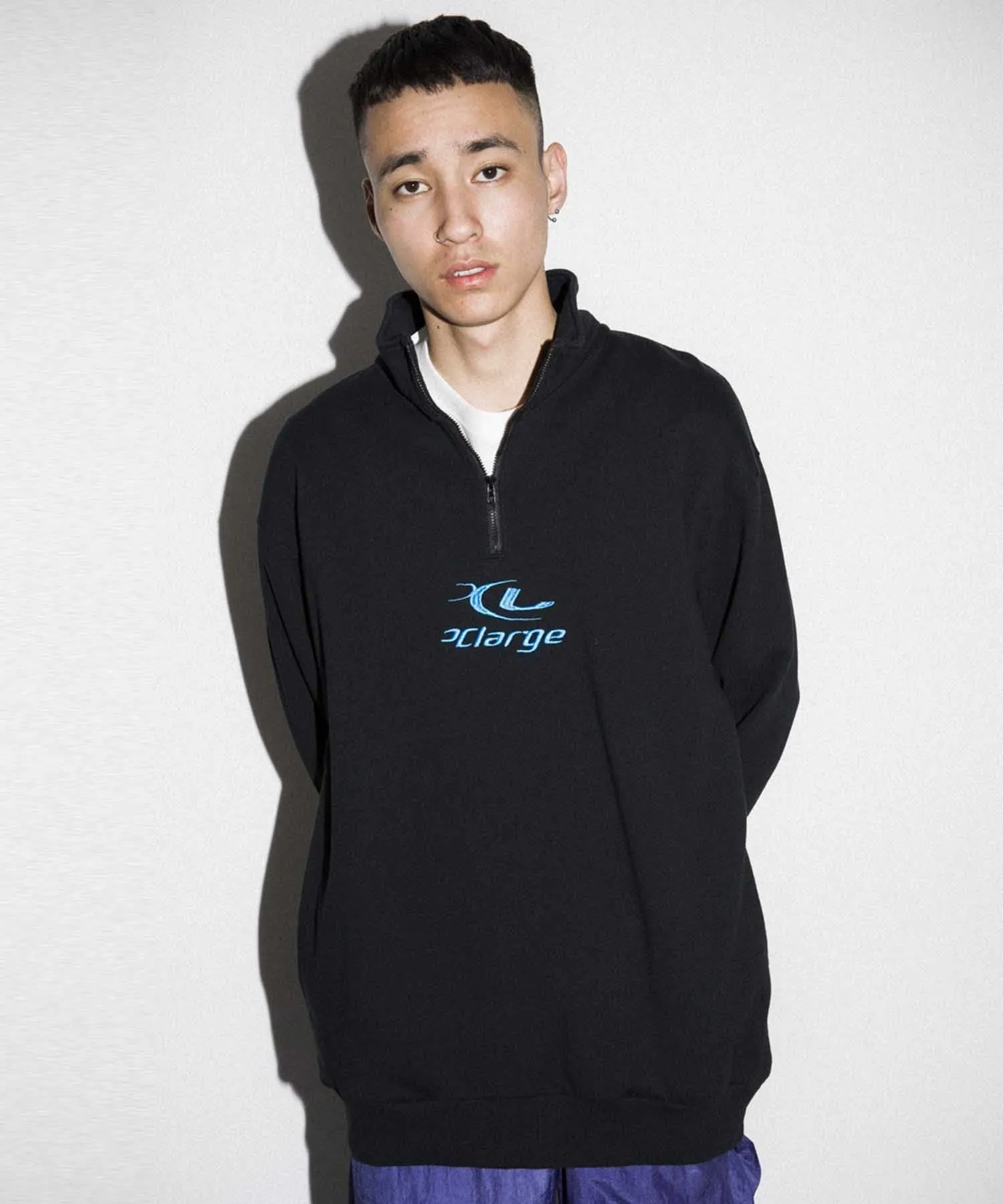 EMBROIDERY LASER HALF ZIP SWEAT