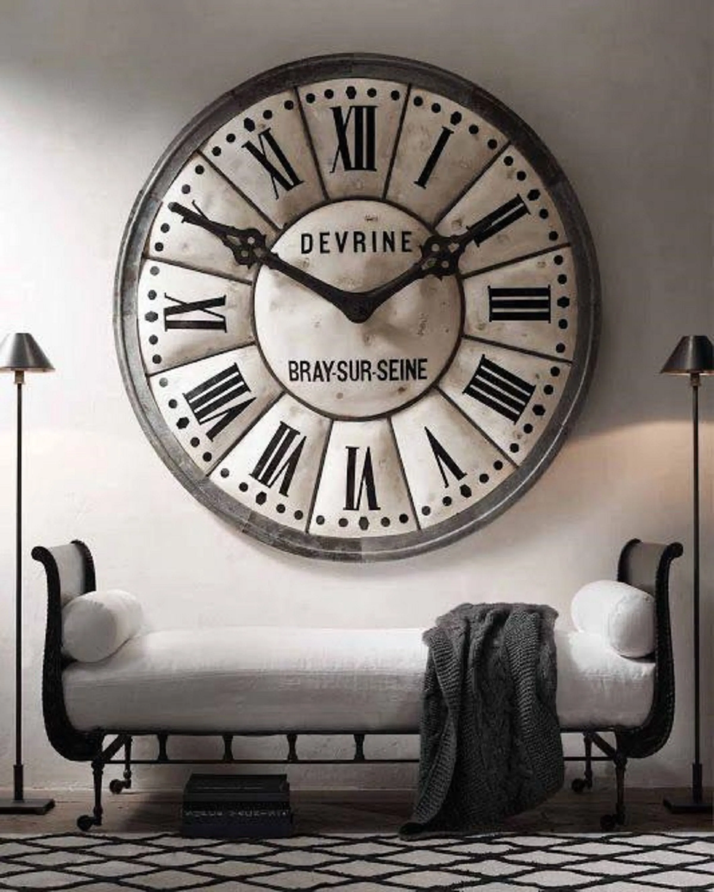 Samy Round Silver Modern Clock